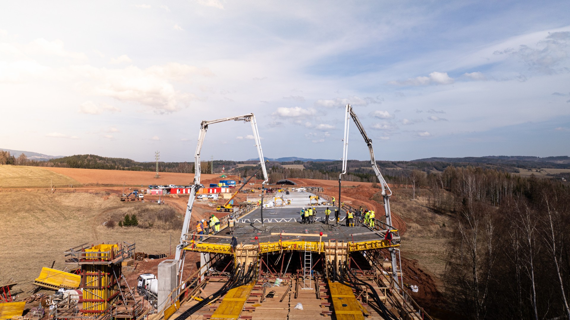 Cemex dodával beton na výstavbu dálnice D11 v úseku Trutnov.