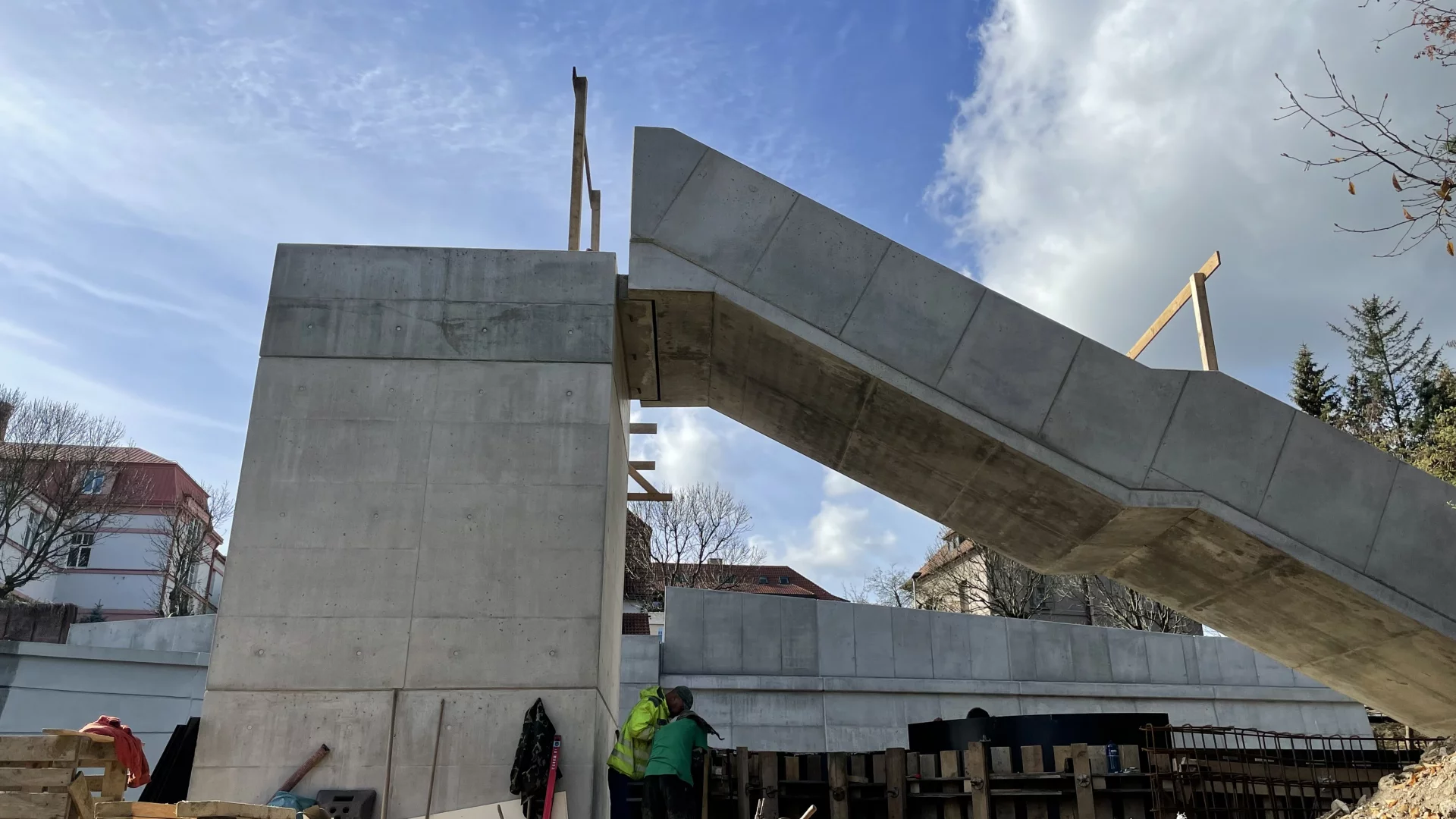 Budování betonového schodiště lávky v Litomyšli