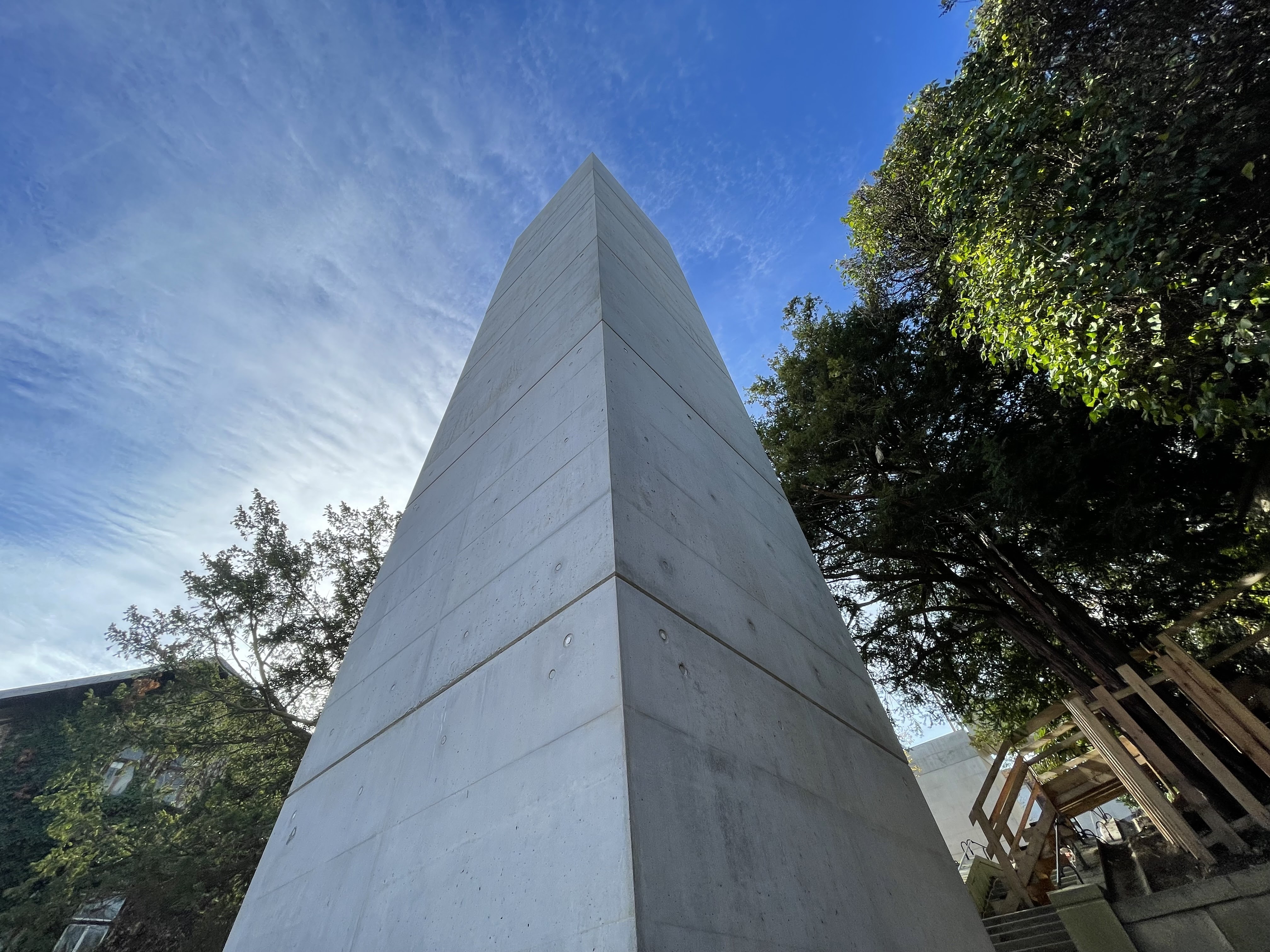 Betonový pilíř z podhledu, stavba lávky v Litomyšli