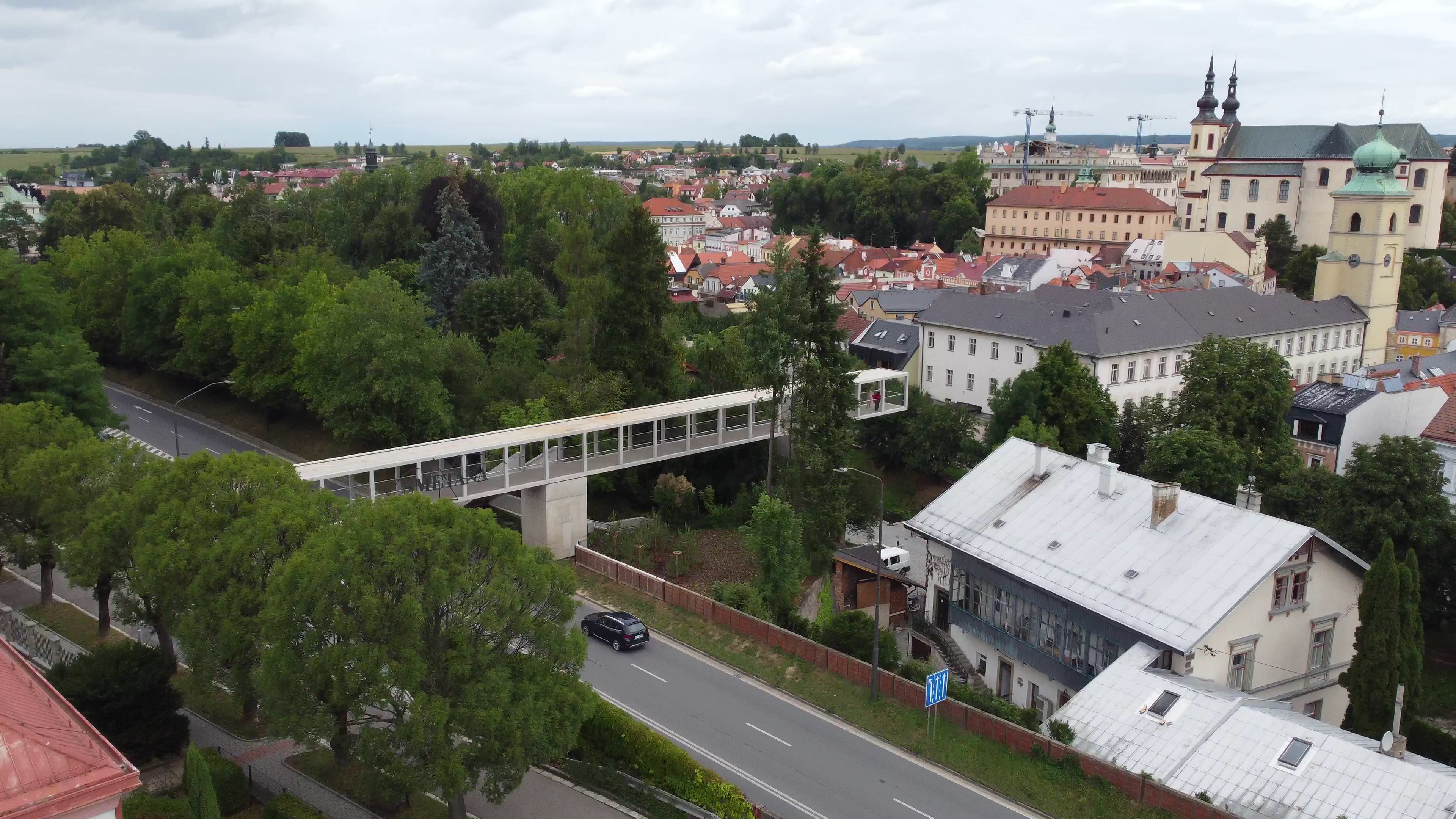 Betonová lávka v Litomyšli z ptačí perspektivy