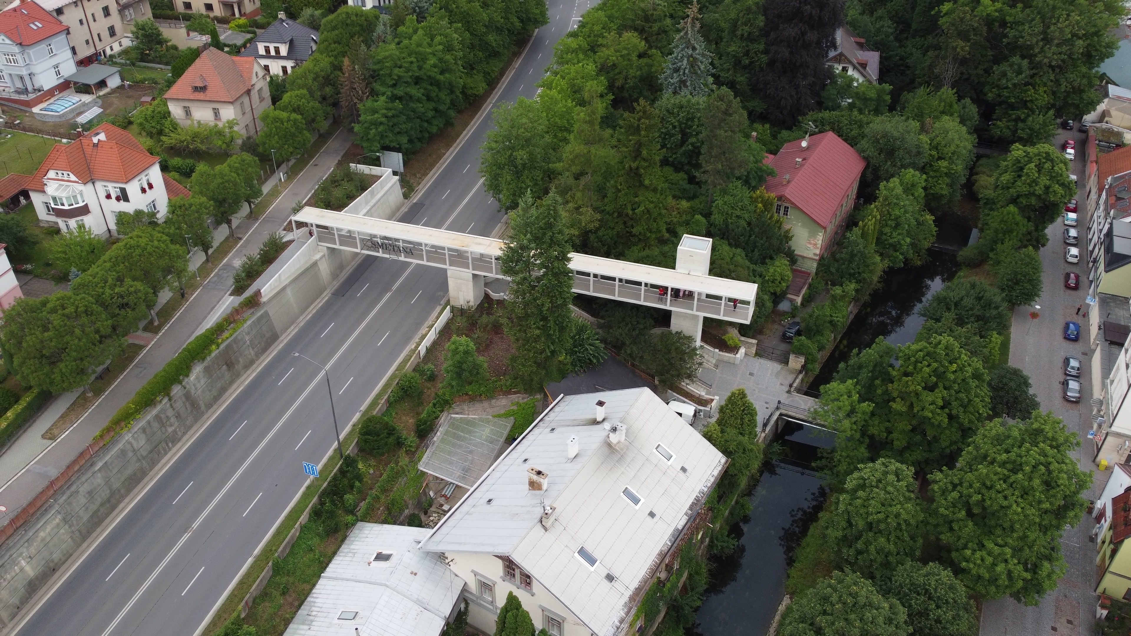 Betonová lávka v Litomyšli z ptačí perspektivy