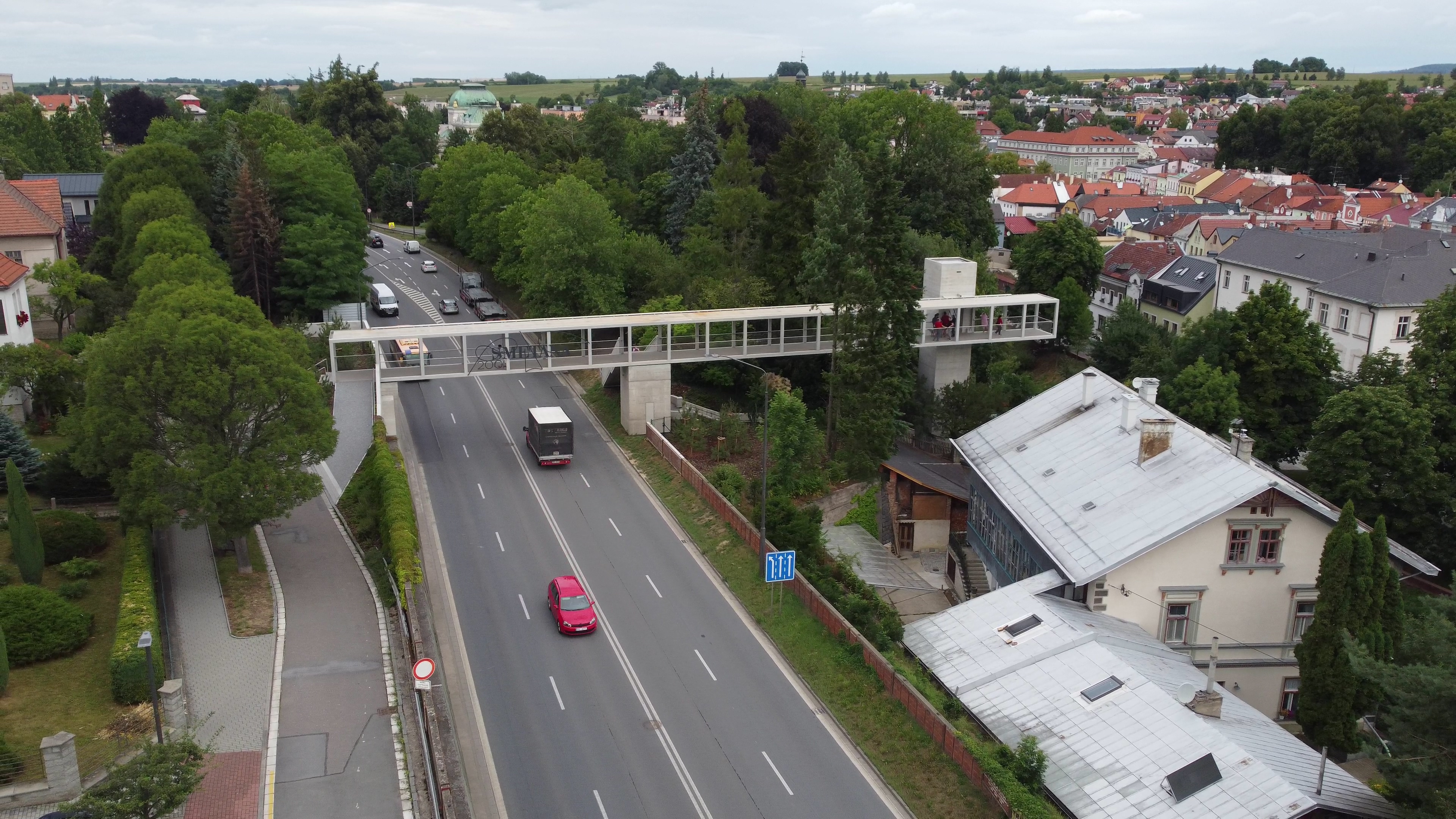 Betonová lávka v Litomyšli z ptačí perspektivy