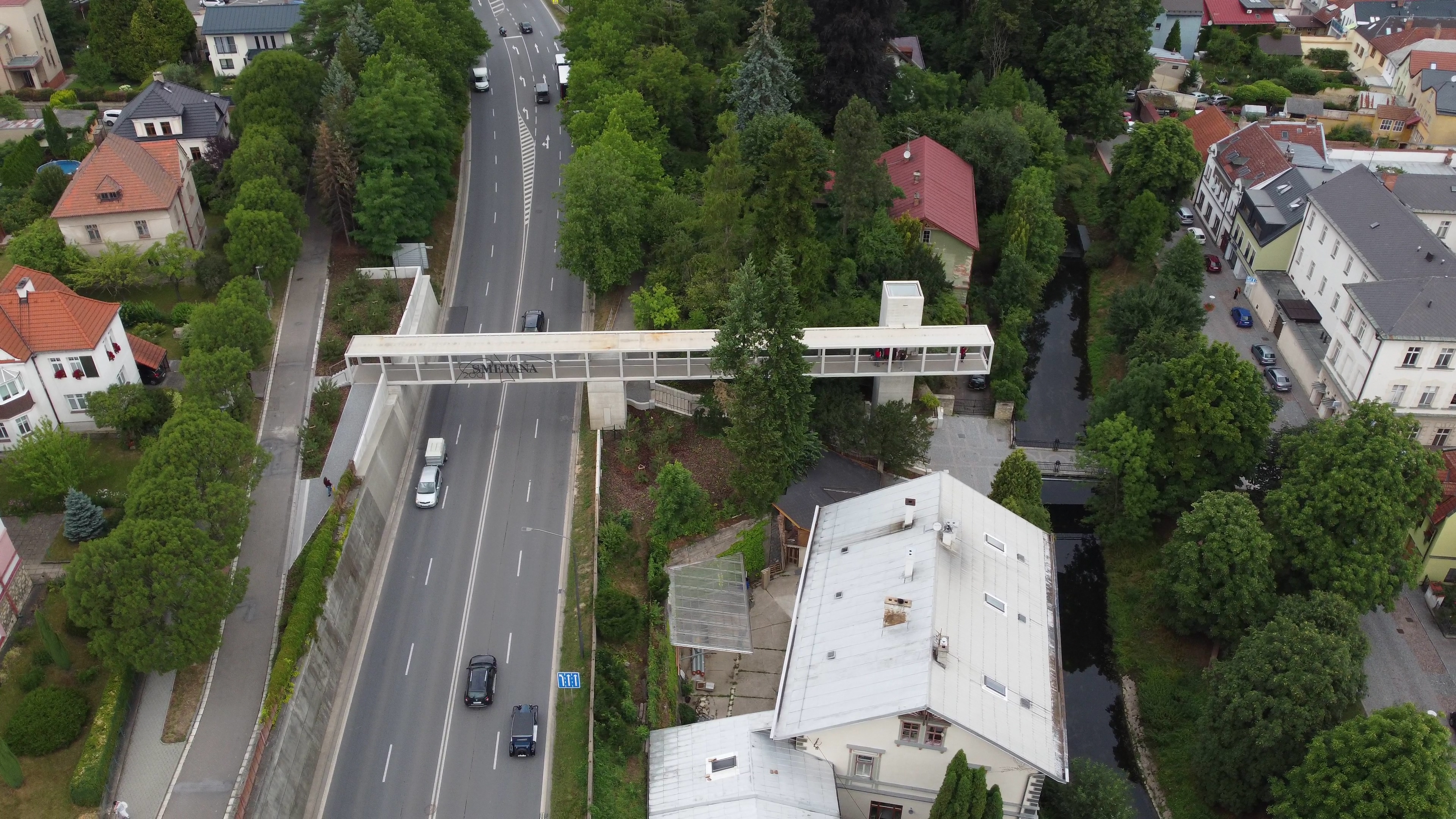 Betonová lávka v Litomyšli z ptačí perspektivy
