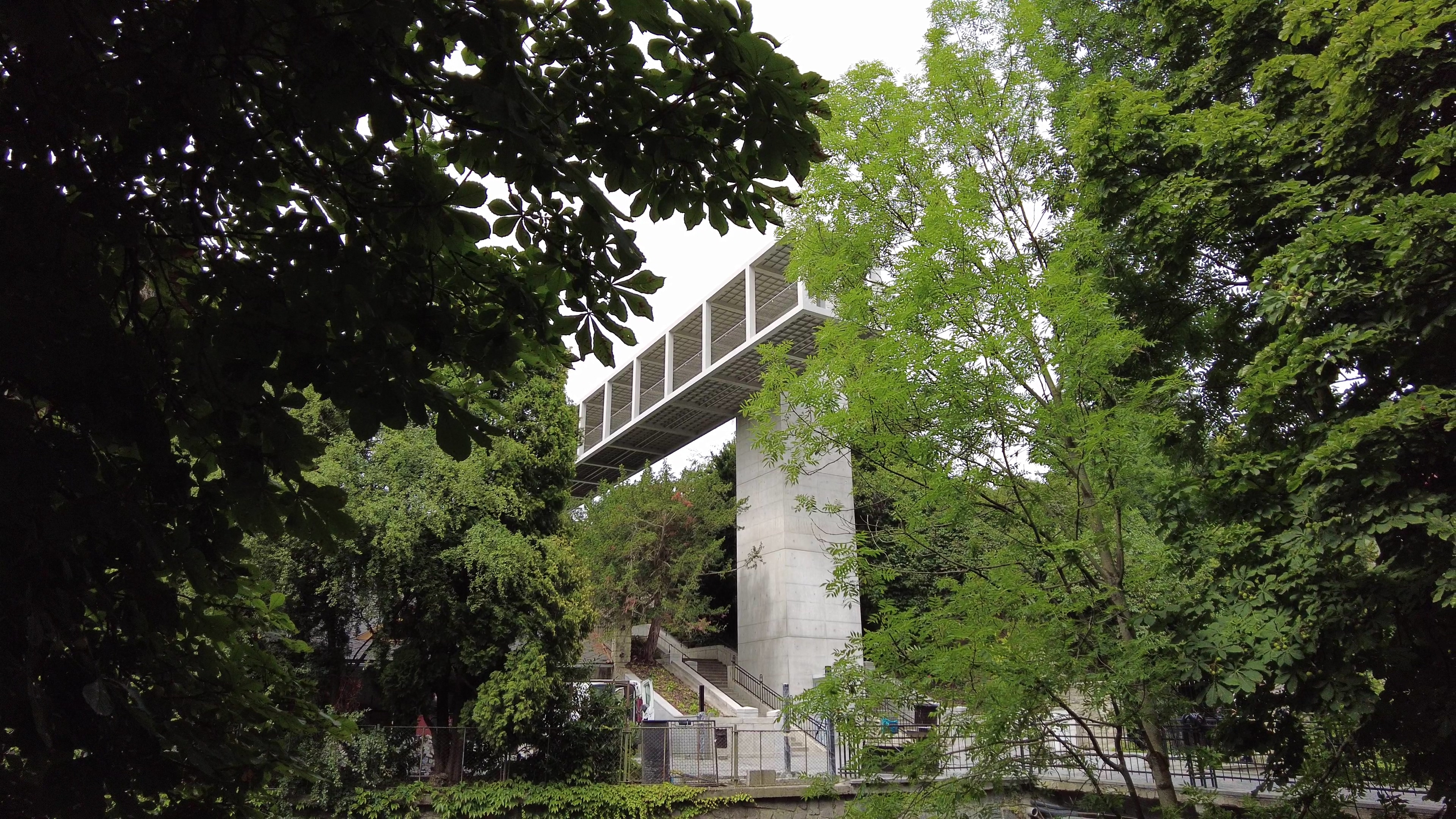 Betonová lávka v Litomyšli, podhled