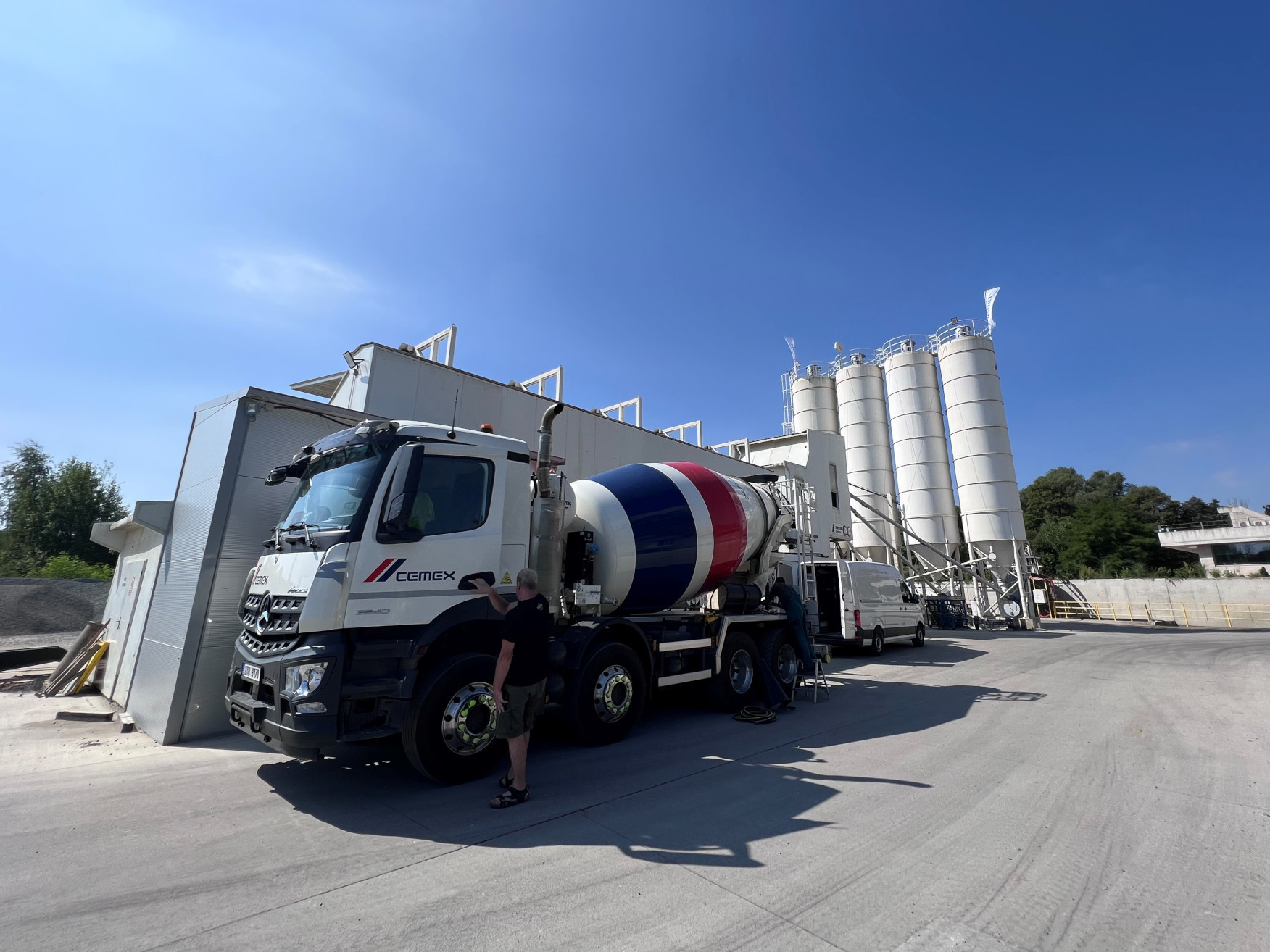 Betonárna Strančice. Nabízíme špičkovou kvalitu anhydritových litých potěrů, cementových litých potěrů, konstrukční betony, samozhutnitelné betony, drátkobetony, vláknobetony, písek a štěrk. Nabízíme dopravu a pumpování (čerpání) betonu. 